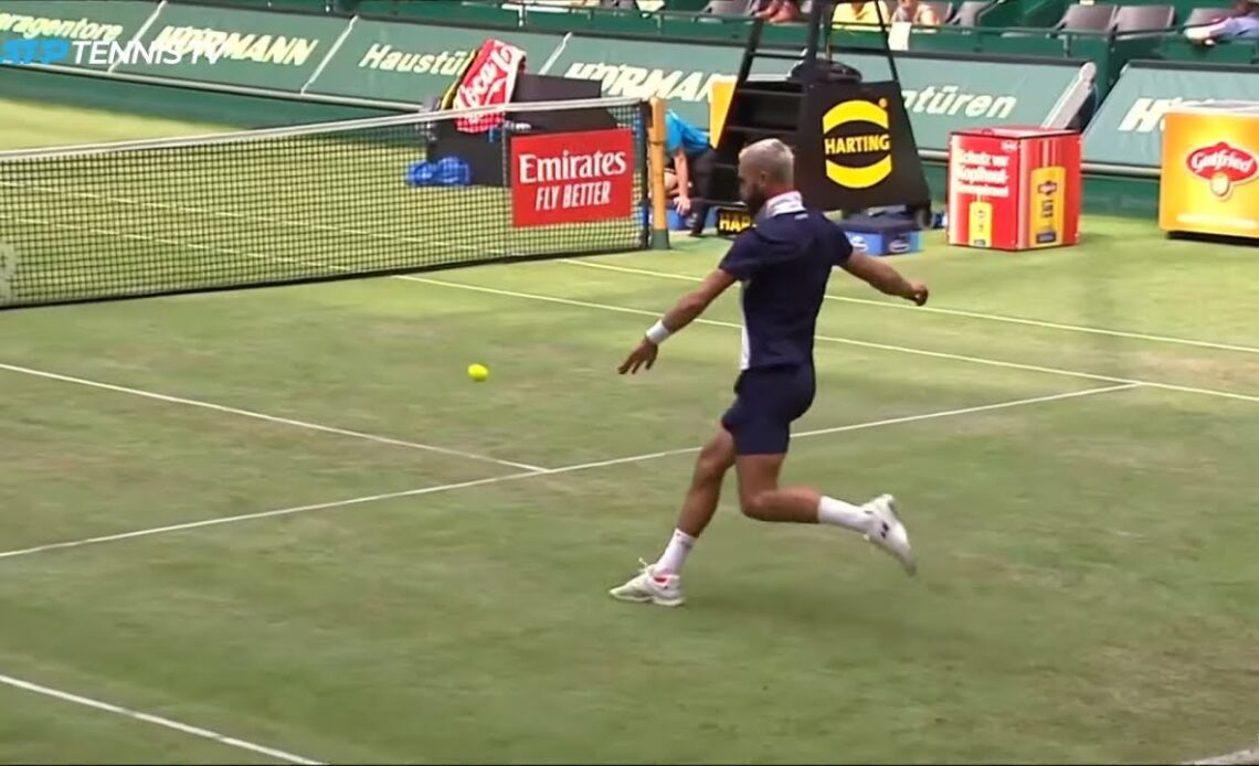 Benoit Paire & Jo-Wilfried Tsonga play football in middle of tennis match! | Halle 2019