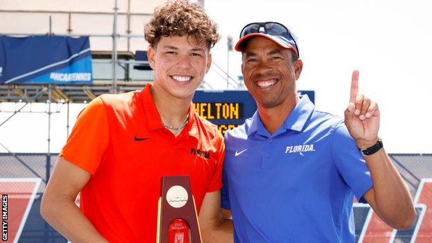 Ben Shelton and his dad Bryan celebrate his NCAA title victory