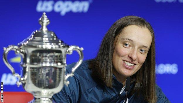 Iga Swiatek looks at the US Open trophy after winning the 2022 women's singles title