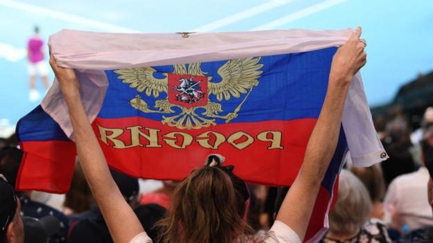 A spectator with a Russian flag at the Australian Open in 2022