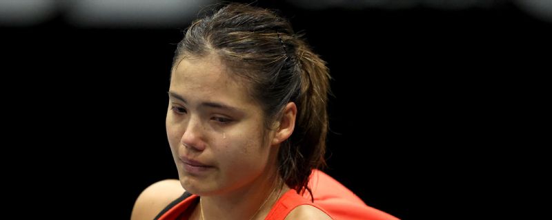 Emma Raducanu leaves court in tears after withdrawing with injury at ASB Classic