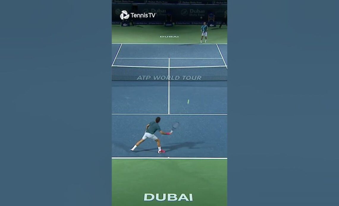 Ball Boy CATCHES Roger Federer Shot 😎