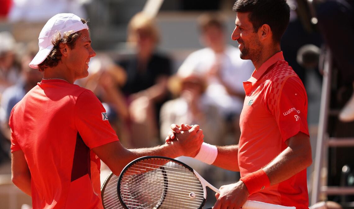 Djokovic battles into French Open second round, Alcaraz waits