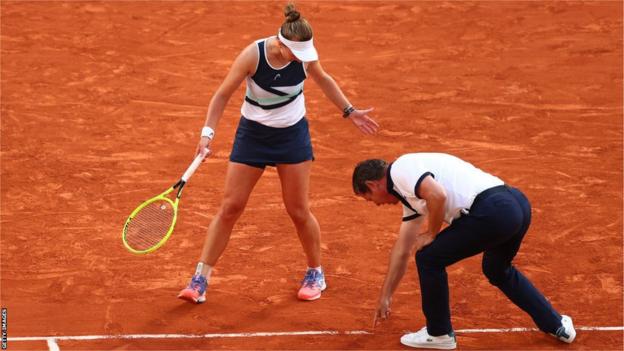 Barbora Krejcikova argues with umpire Pierre Bacchi at the 2021 French Open