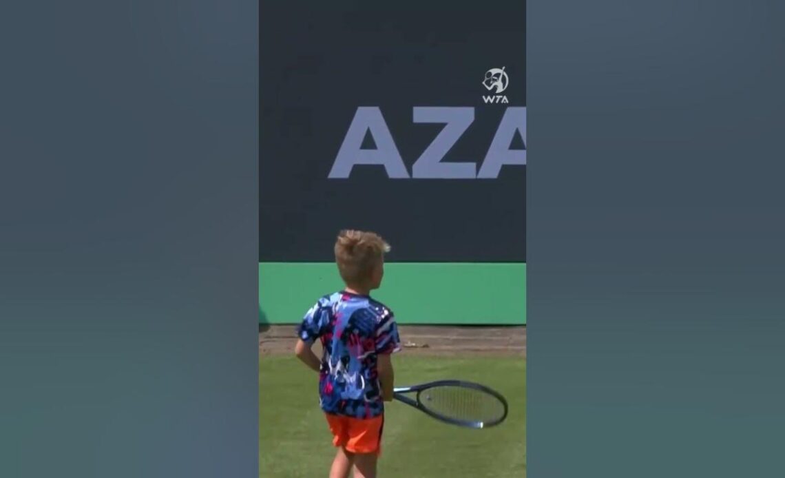 Azarenka’s son Leo lends mom a helping hand after her win 🥰 #shorts #tennis #sport #wta