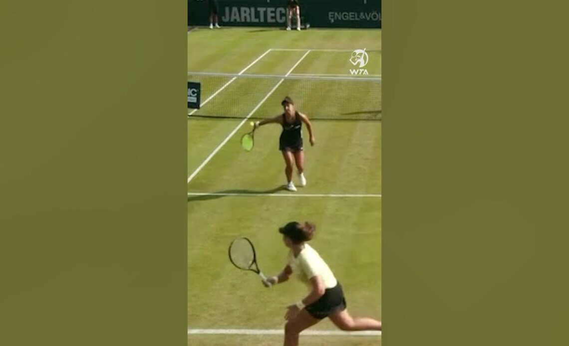 CARAMBA!! 🇧🇷 Ingrid Martins’ incredible behind-the-back shot 👏 #shorts #wta #tennis #sports