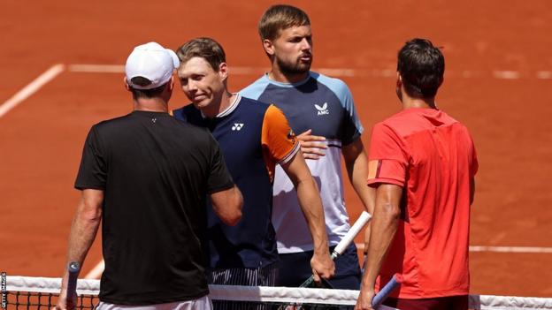 Harri Heliovaara and Lloyd Glasspool shake hands with Matwe Middelkoop and Andreas Mies.