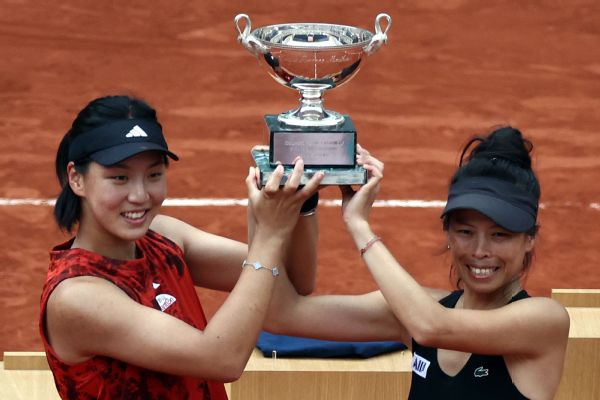 Hsieh Su-Wei, Wang Xinyu best Fernandez, Townsend for doubles title