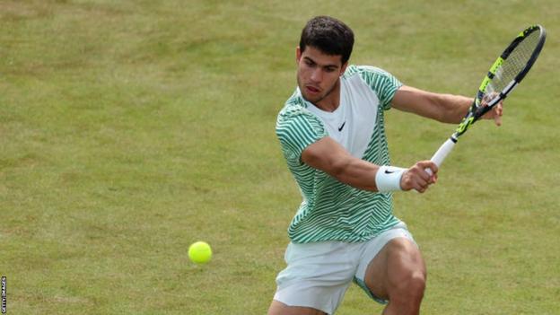 Carlos Alcaraz hits a backhand return against Arthur Rinderknech at Queen's