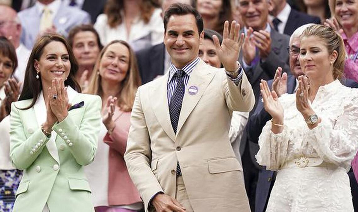 Andy Murray gets a win at rainy Wimbledon and a thumbs-up from Roger Federer