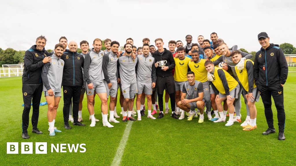 Wimbledon boys' champion meets Wolverhampton Wanderers players