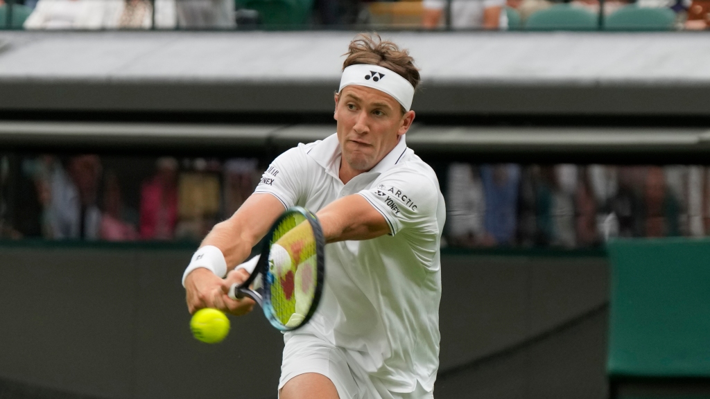 Wimbledon kiss from fans during slow motion serve is art