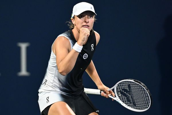 Iga Swiatek finishes off Karolina Muchova in 3 sets in Montreal