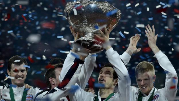 Andy Murray holding the Davis Cup trophy