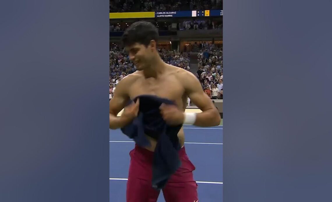 Shirtless Alcaraz gets crowd going WILD! 😂