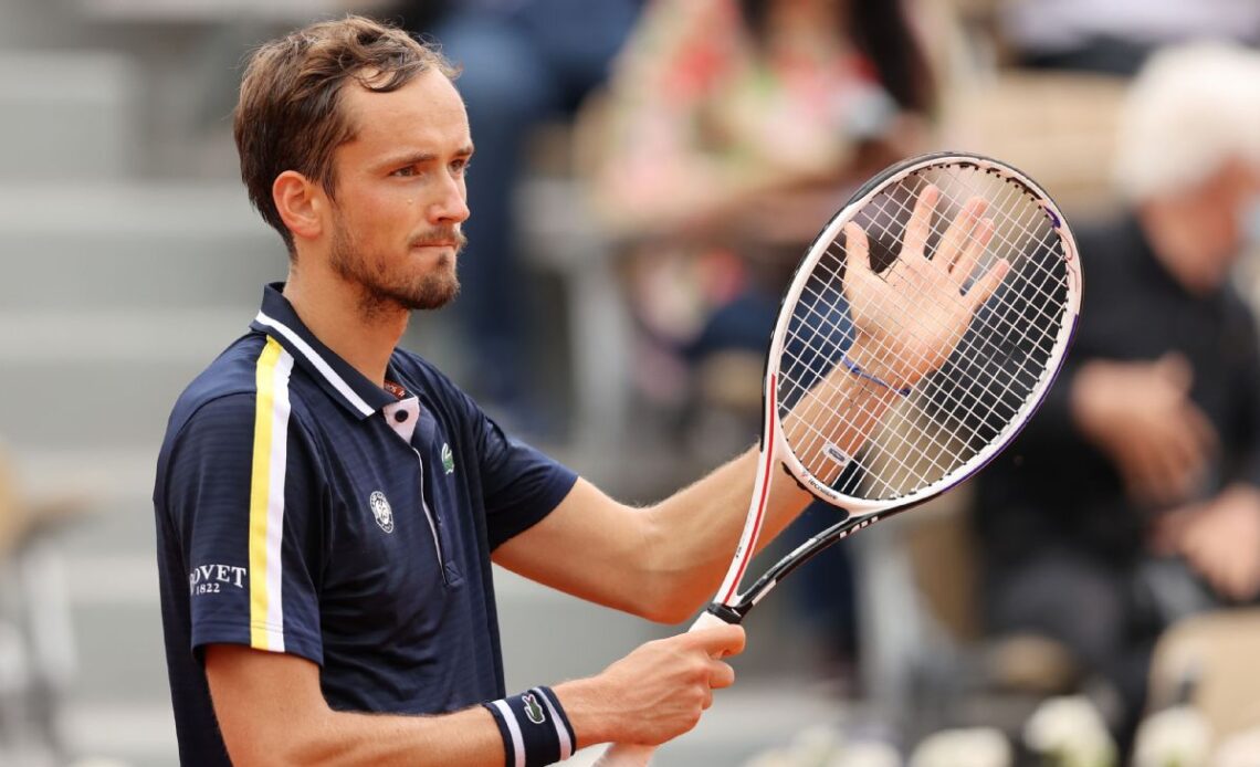 Daniil Medvedev into semis; Iga Swiatek wins China Open debut