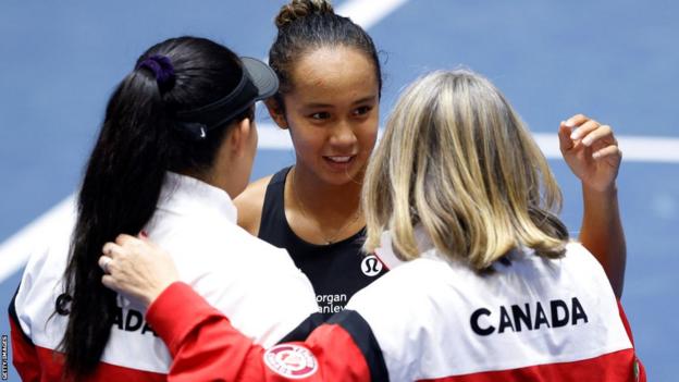 Leylah Fernandez celebrates with her Canada team-mates at the Billie Jean King Cup