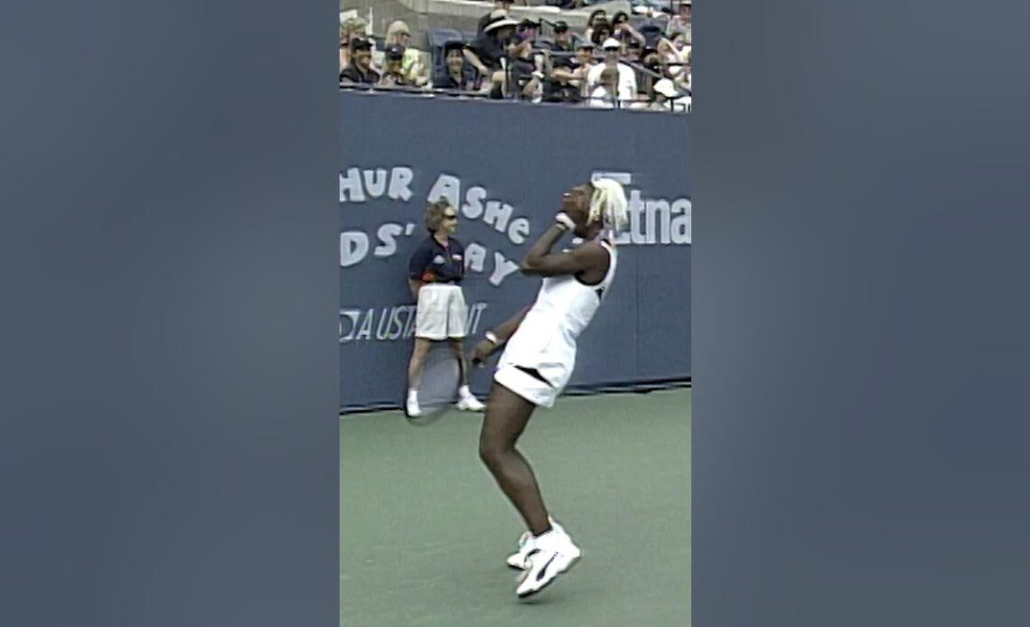 Serena & Venus using ONE racquet 😂