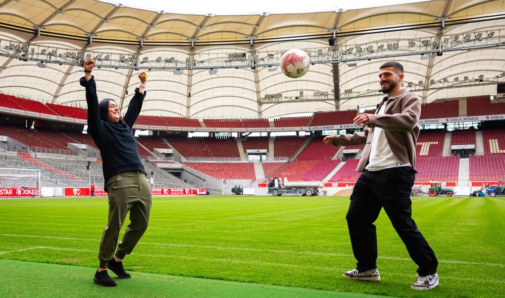 From the Porsche Arena to the Bundesliga pitch: Ons Jabeur hung out with VfB Stuttgart&apos;s goalkeeper Fabian Bredlow.