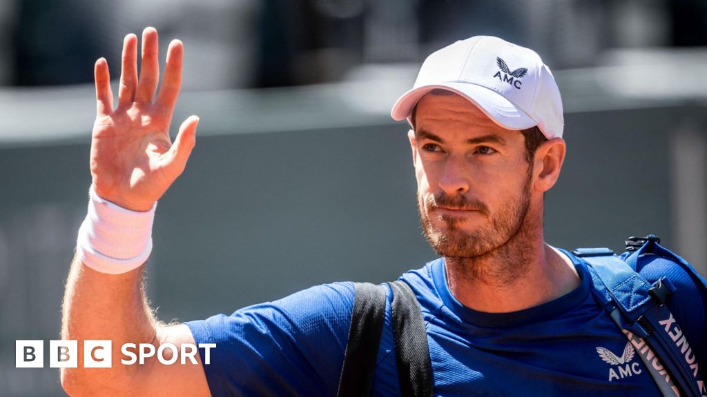 Andy Murray waves to fans