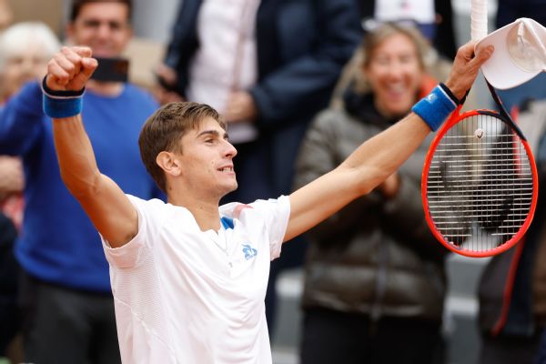 Stefanos Tsitsipas, Matteo Arnaldi advance at French Open